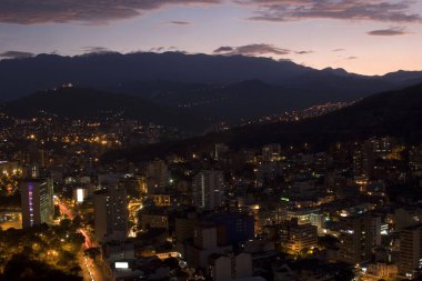 Şehir gece, gece Modern kentsel şehir havadan görünümü