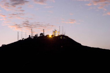 Havadan görünümü üç dağda geceleri geçiyor.