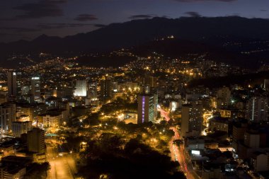 Şehir gece, gece Modern kentsel şehir havadan görünümü