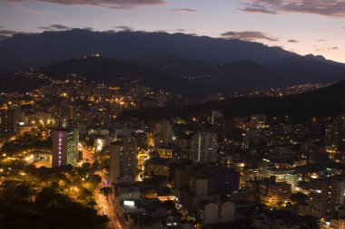 Şehir gece, gece Modern kentsel şehir havadan görünümü