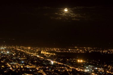 Şehir gece, gece Modern kentsel şehir havadan görünümü