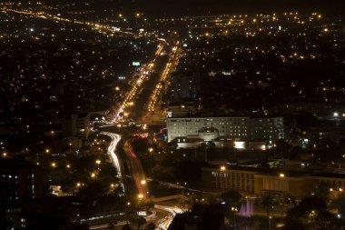 Şehir gece, gece Modern kentsel şehir havadan görünümü