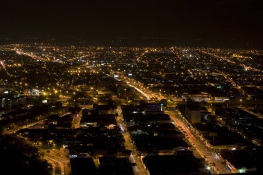 Şehir gece, gece Modern kentsel şehir havadan görünümü