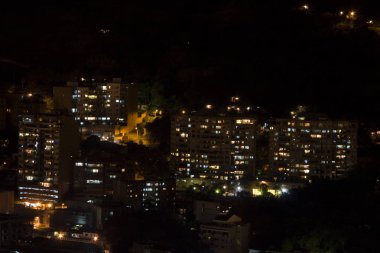 Şehir gece, gece Modern kentsel şehir havadan görünümü