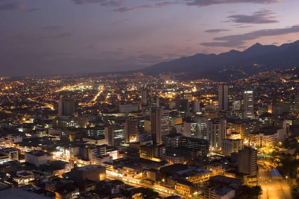 Şehir gece, gece Modern kentsel şehir havadan görünümü