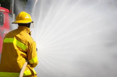itfaiye yangın saldırı için tatbikat sırasında kavga