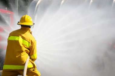 itfaiye yangın saldırı için tatbikat sırasında kavga