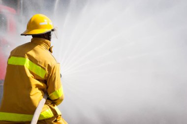 itfaiye yangın saldırı için tatbikat sırasında kavga