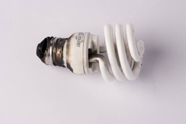 izole üzerinde beyaz ampul yandı
