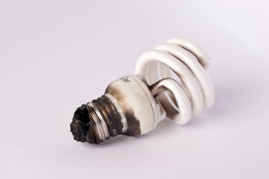 izole üzerinde beyaz ampul yandı