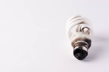 izole üzerinde beyaz ampul yandı