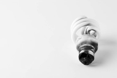 izole üzerinde beyaz ampul yandı