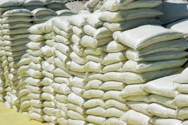 depoda açık havada kimyasal çuval yığınları