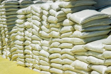 depoda açık havada kimyasal çuval yığınları