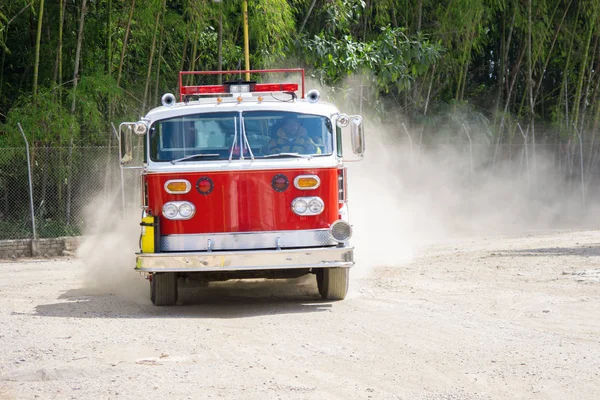 Ein Leuchtend Rotes Feuerwehrauto Einsatz Bewegung — Stockfoto