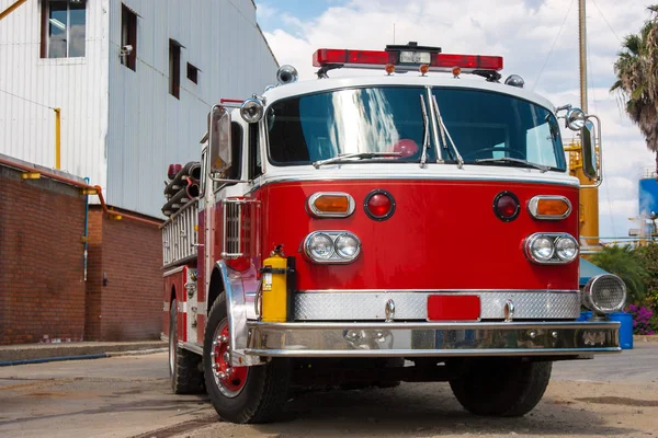 アクション屋外で光沢のある赤い消防車 — ストック写真