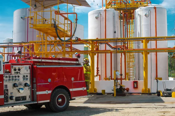 Brandweerwagen Industriële Installaties Chemische Opslagtank — Stockfoto