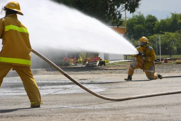 Пожарный Борется Пожарную Атаку Время Учений — стоковое фото