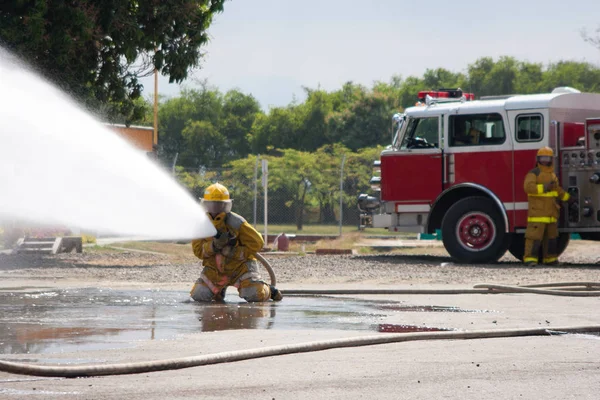 Hasič Bojuje Požární Útok Během Výcviku Cvičení — Stock fotografie