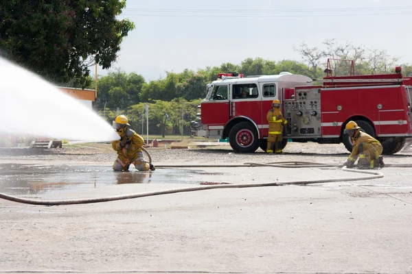 Bombero Luchando Por Ataque Fuego Durante Ejercicio Entrenamiento — Foto de Stock