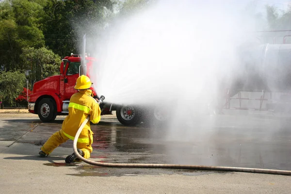 Feuerwehrmann Kämpft Bei Einer Übung Für Einen Löschangriff — Stockfoto