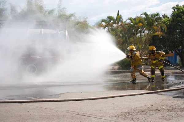 Bombeiro Lutando Por Ataque Fogo Durante Exercício Treinamento — Fotografia de Stock