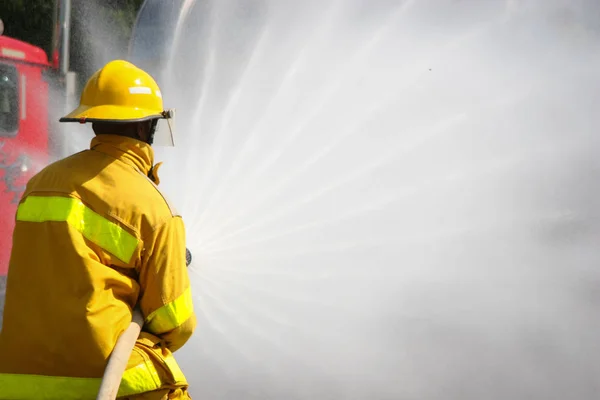 Bombero Luchando Por Ataque Fuego Durante Ejercicio Entrenamiento —  Fotos de Stock