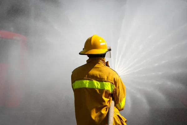 Hasič Bojuje Požární Útok Během Výcviku Cvičení — Stock fotografie