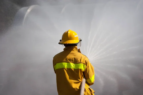 Пожарный Борется Пожарную Атаку Время Учений — стоковое фото