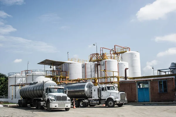 Industria Química Tanque Almacenamiento Camión Cisterna Planta Industrial —  Fotos de Stock