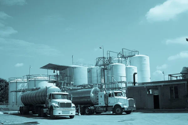 Kemisk Industri Storage Tank Och Tanker Truck Industrianläggningar — Stockfoto