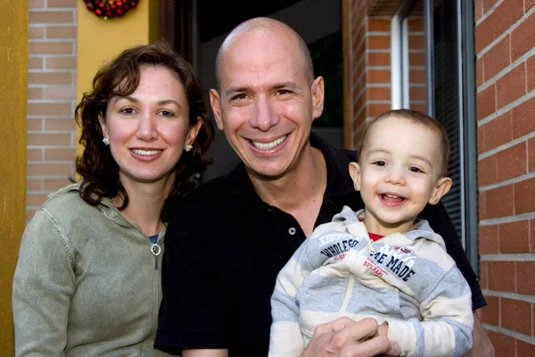 Familia Disfrutando Casa — Foto de Stock