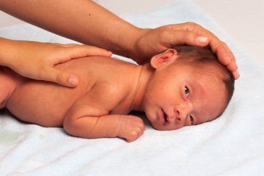 Yeni doğan oynayan anne portresi