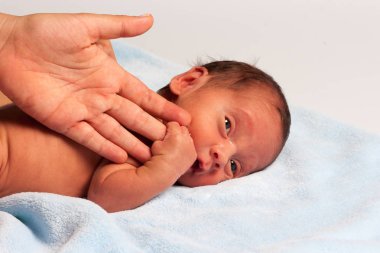 Yeni doğan oynayan anne portresi