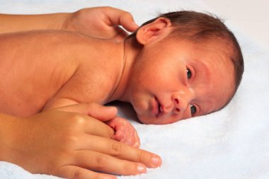 Yeni doğan oynayan anne portresi