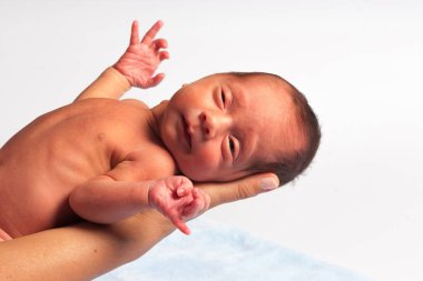 Yeni doğan oynayan anne portresi