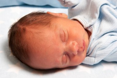 Uyuyan bir tatlı yeni doğan bebek çocuk portresi