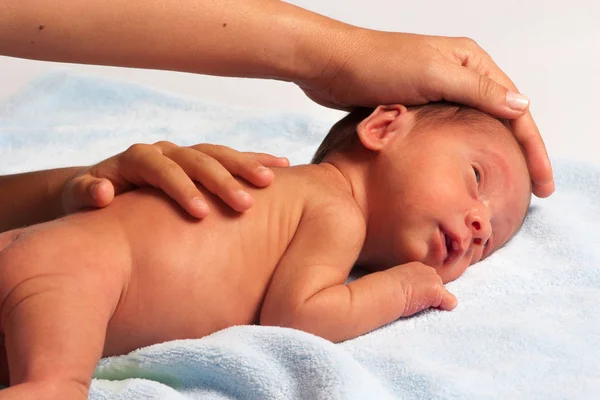 Porträt Einer Mutter Die Mit Einem Neugeborenen Spielt — Stockfoto