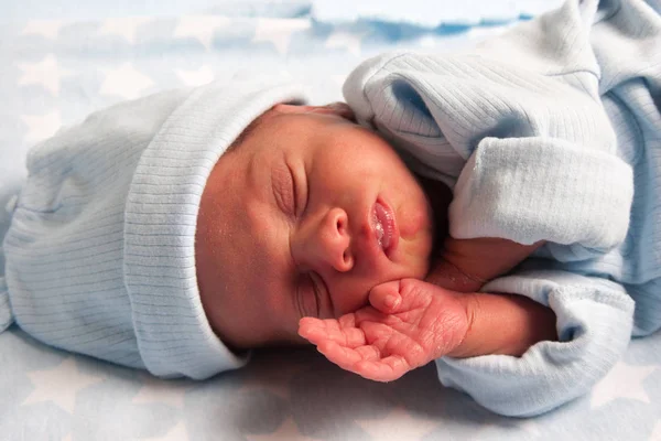 寝ている生まれたばかりの赤ちゃんを甘い少年のポートレート — ストック写真