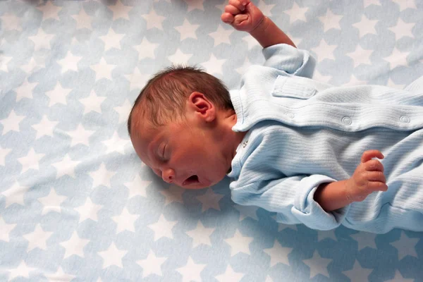 Πορτρέτο Του Ένα Χασμουρητό Νεογέννητο Μωρό Αγόρι Τάσεων Αποσταθεροποίησης — Φωτογραφία Αρχείου