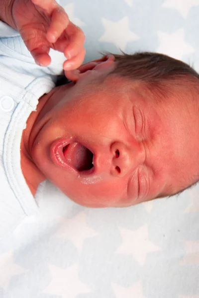 Portret Van Een Gapende Pasgeboren Babyjongen Yawing — Stockfoto