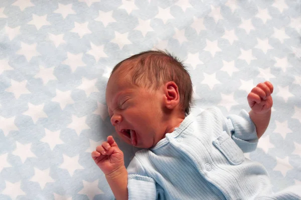 ヨーイングあくび生まれたばかりの赤ちゃん男の子の肖像画 — ストック写真