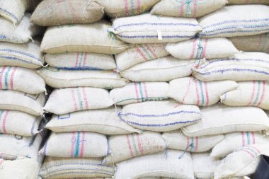 Ambar kapalı yığınlarda torbalarda tahıl