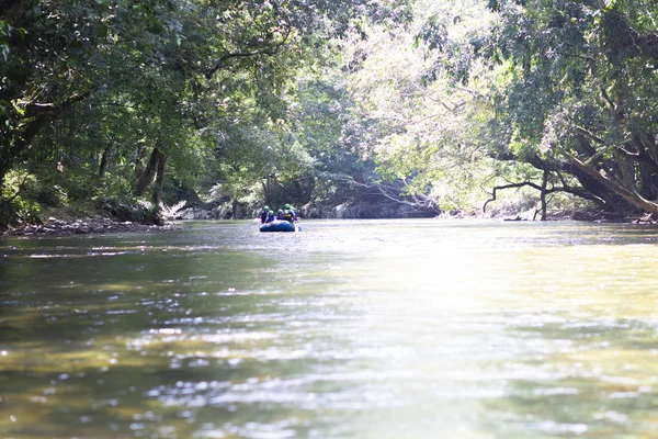 Grupo Personas Haciendo Deportes Acuáticos Bote Remos Río — Foto de Stock