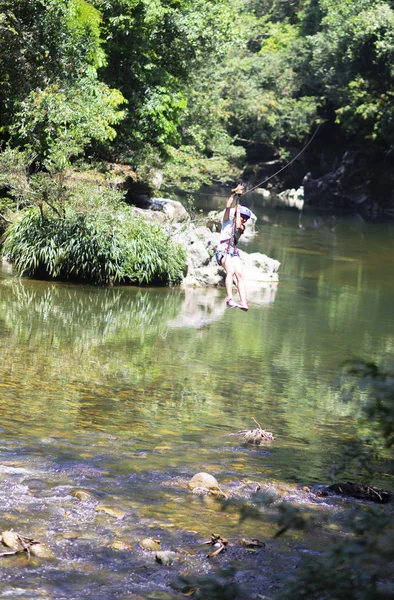 Šťastná Dívka Pohybu Zipline Korunách Stromů Deštného Pralesa Tropické Džungle — Stock fotografie