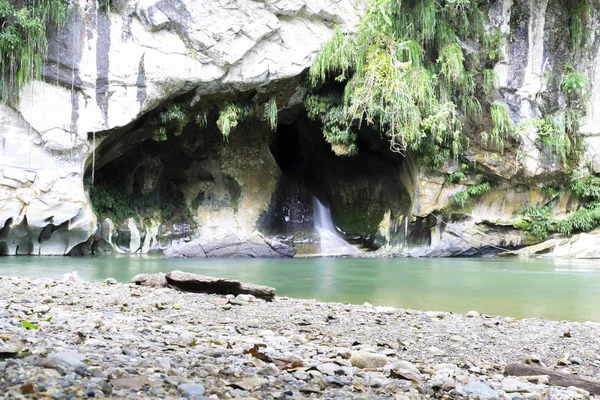 Belo Rio Natural Floresta Verde Com Montanha Fundo — Fotografia de Stock