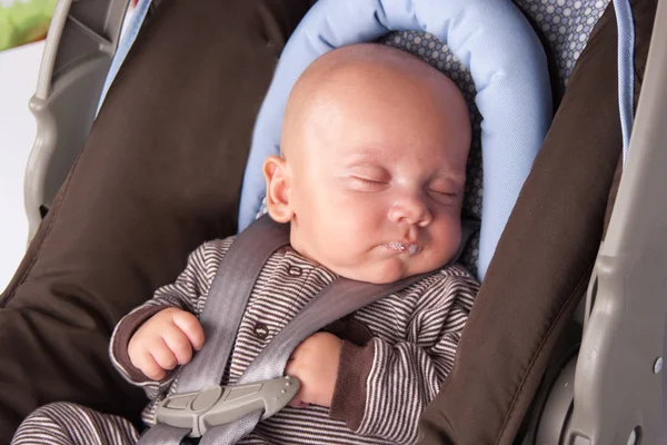 Adorável Menina Comendo Iogurte Bebê Menino Dormindo Assento Segurança — Fotografia de Stock