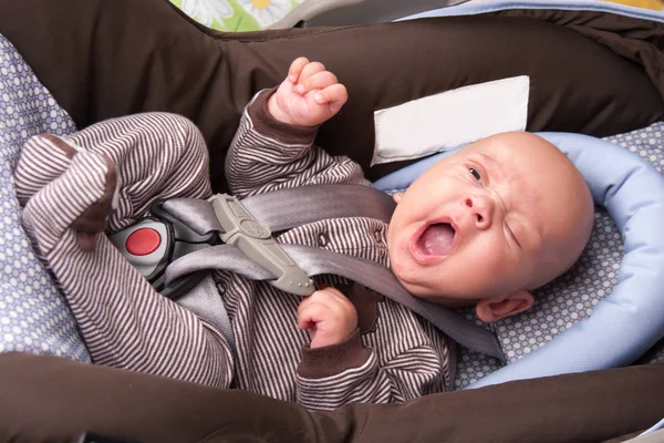 Porträt Eines Gähnenden Jungen Sicherheitssitz — Stockfoto