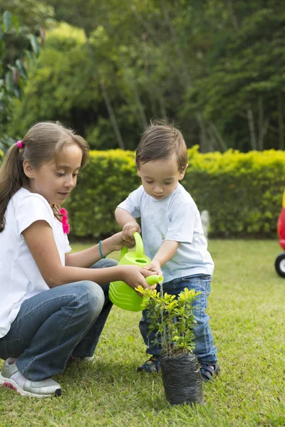 Niños Felices Plantando Jardín Parque —  Fotos de Stock