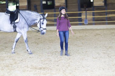 Güzel genç bir çiftlik bir at binme